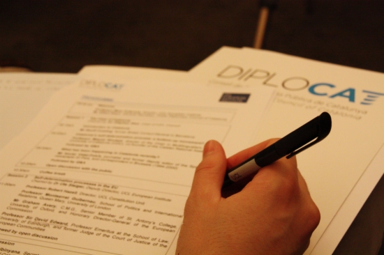 A person writing on a Diplocat programme in an event in London (by Laura Pous)